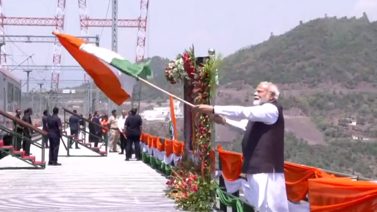 Chenab Rail Bridge Inauguration: पंतप्रधान मोदींनी केले जगातील सर्वात उंच रेल्वे पूल 'चिनाब रेल ब्रिज'चे उद्घाटन; कटरा आणि श्रीनगरला जोडणाऱ्या वंदे भारत एक्सप्रेस ट्रेनला दाखवला हिरवा झेंडा