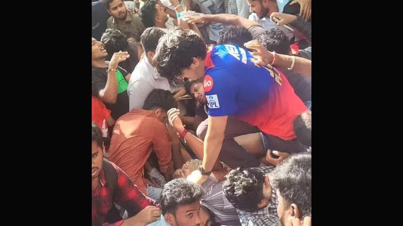 Chinnaswamy Stadium Stampede: RCB च्या विजयी परेडला गालबोट! चिन्नास्वामी स्टेडियमबाहेरील चेंगराचेंगरीत 3 जणांचा मृत्यू, अनेक जखमी (Watch Video)