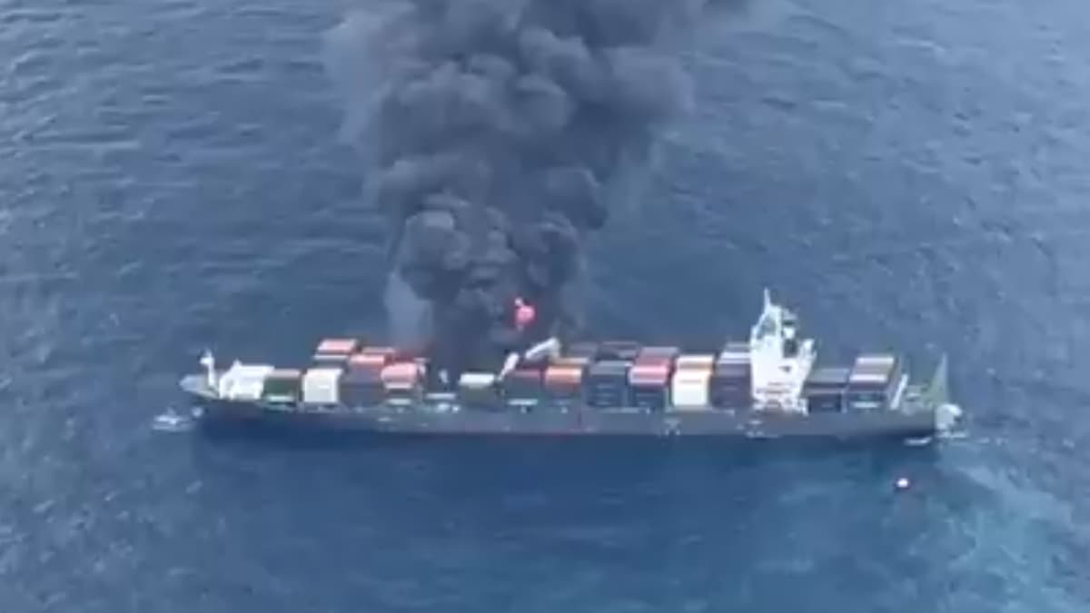 Cargo Ship Catches Fire: केरळजवळील अरबी समुद्रात मालवाहू जहाजाला भीषण आग; दूरवर ऐकू आले स्फोटांचे आवाज, पहा व्हिडिओ