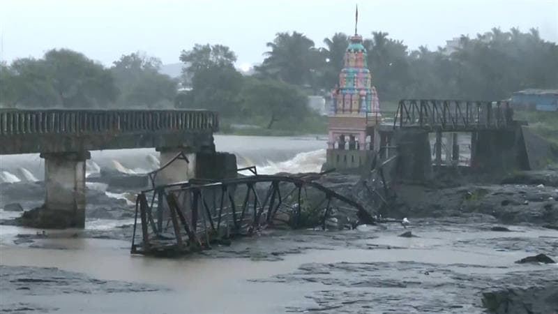 Pune Bridge Collapse Update: पुण्यातील इंद्रायणी नदीवरील पूल कोसळल्याने आतापर्यंत 4 जणांचा मृत्यू, 55 जणांना वाचवण्यात यश; बचाव कार्य पूर्ण