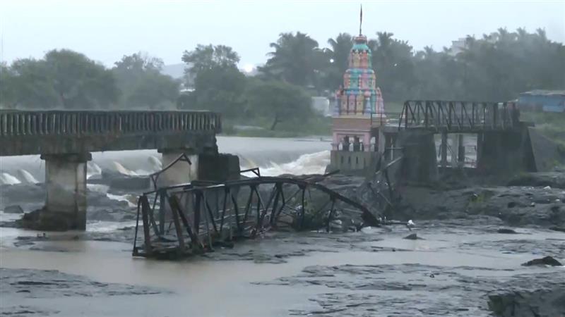 Pune Bridge Collapse Update: पुण्यातील इंद्रायणी नदीवरील पूल कोसळल्याने आतापर्यंत 4 जणांचा मृत्यू, 55 जणांना वाचवण्यात यश; बचाव कार्य पूर्ण