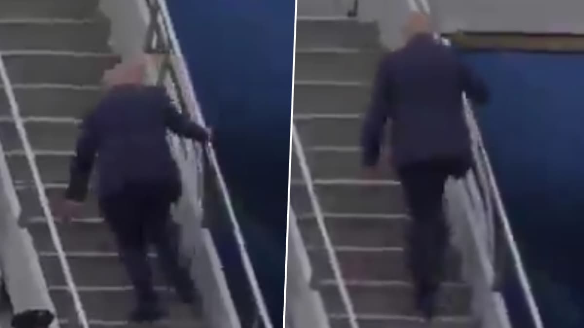 Donald Trump Trip वर जाताना US Air Force One वर अडखळले US President Donald Trump; व्हिडिओ वायरल (Watch Video)