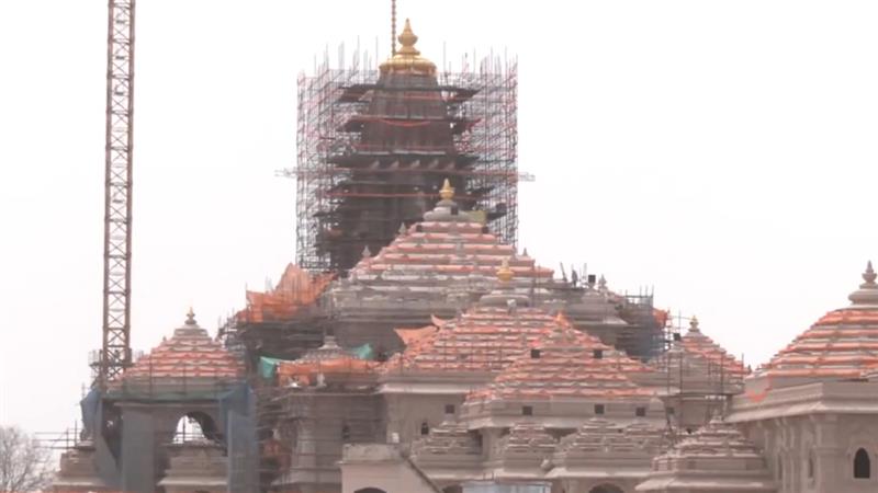 Gold-Plated Shikhara Installed at Ram Mandir: राम मंदिर सोन्याने झगमगले! मंदिरावर सोन्याचा मुलामा चढवलेली शिखराची स्थापना (Watch Video)
