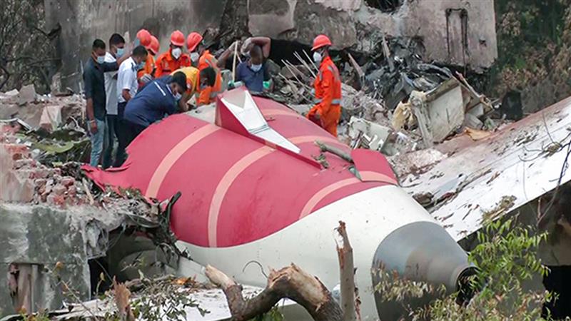 Ahmedabad Plane Crash: अहमदाबाद विमान अपघातानंतर DGCA दिले एअर इंडियाच्या 3 वरिष्ठ अधिकाऱ्यांना निलंबित करण्याचे आदेश