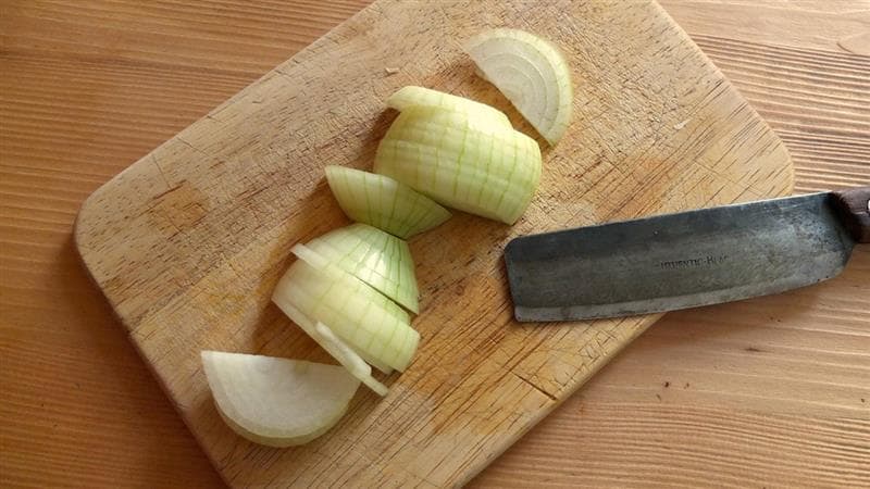 Onion Cutting Tips: कांदा कापताना डोळ्यातून पाणी येत आहे का? फॉलो करा 'या' सोप्या ट्रिक्स