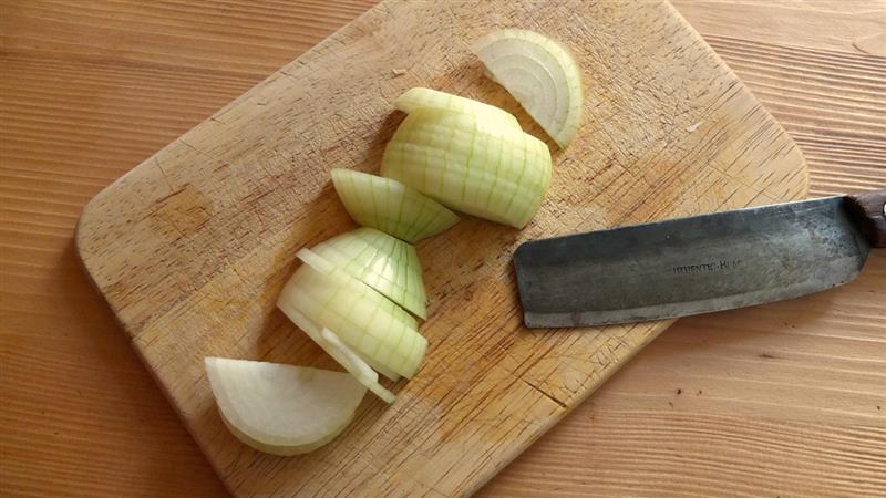 Onion Cutting Tips: कांदा कापताना डोळ्यातून पाणी येत आहे का? फॉलो करा 'या' सोप्या ट्रिक्स