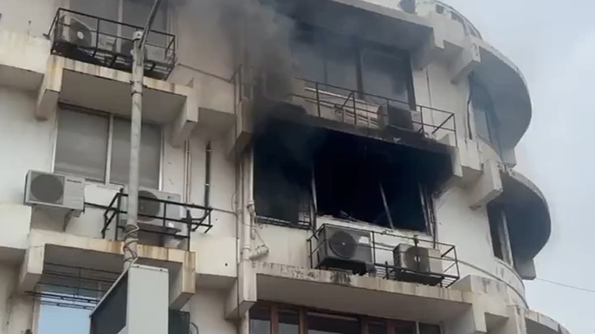 Mumbai Fire: मुंबईतील मरीन ड्राइव्हजवळील निवासी इमारतीला आग (Watch Video)
