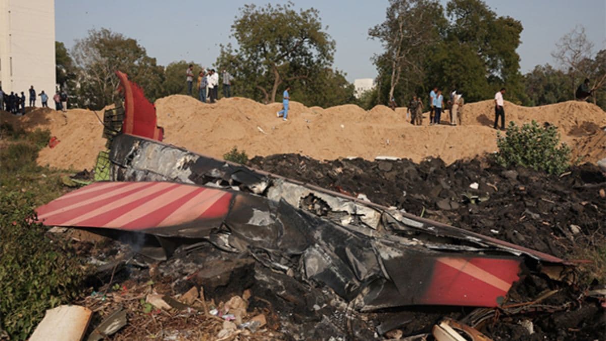 Air India AI-171 Crash: अहमदाबाद येथे घराच्या छतावर Black Box सापडला, विमान अपघात प्रकरणी चौकशी सुरु