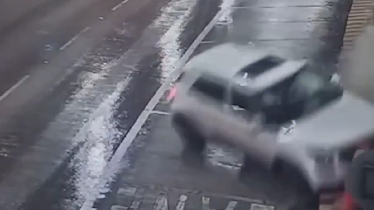Mumbai Costal Road Car Accident: कोस्टल रोड वर पलटली भरधाव वेगातली कार; अपघाताचा व्हिडीओ वायरल (Watch Video)