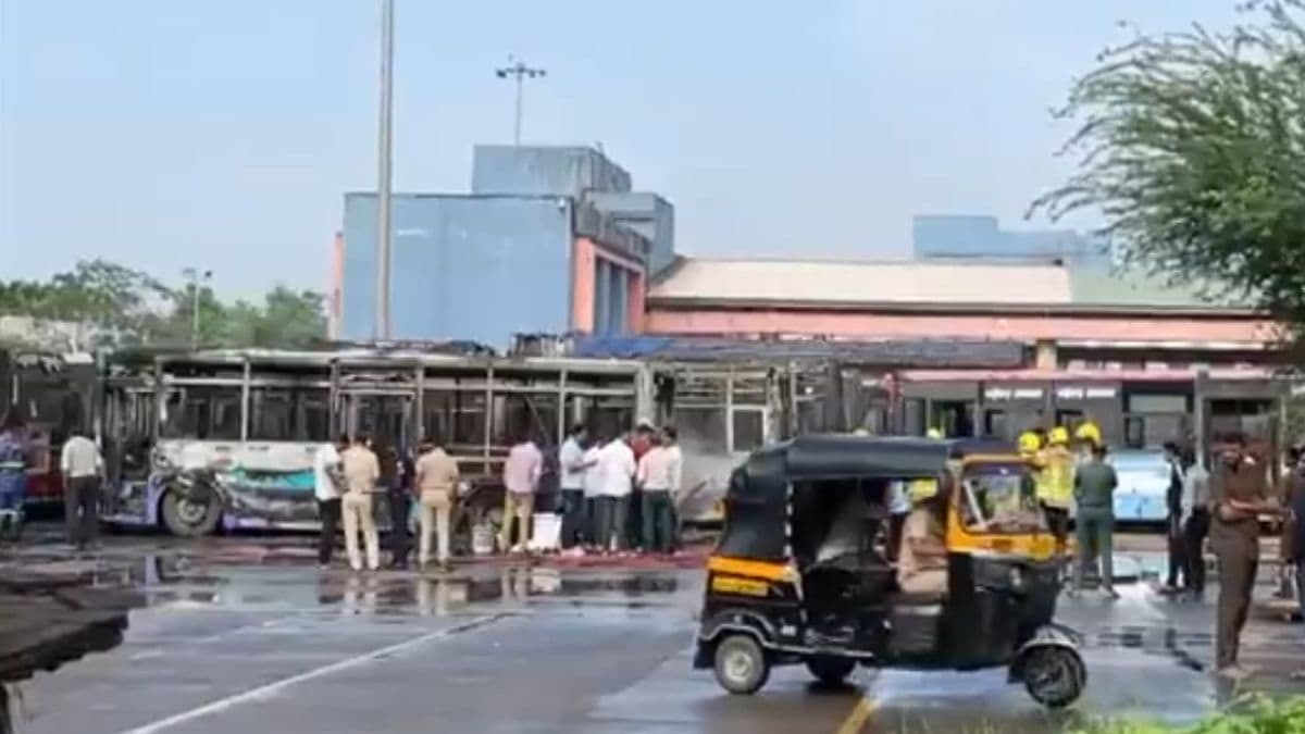 Ghansoli Bus Depot Fire: घणसोली बस डेपो मध्ये 2 बस जळून खाक; आगीचं कारण अद्याप अस्पष्ट