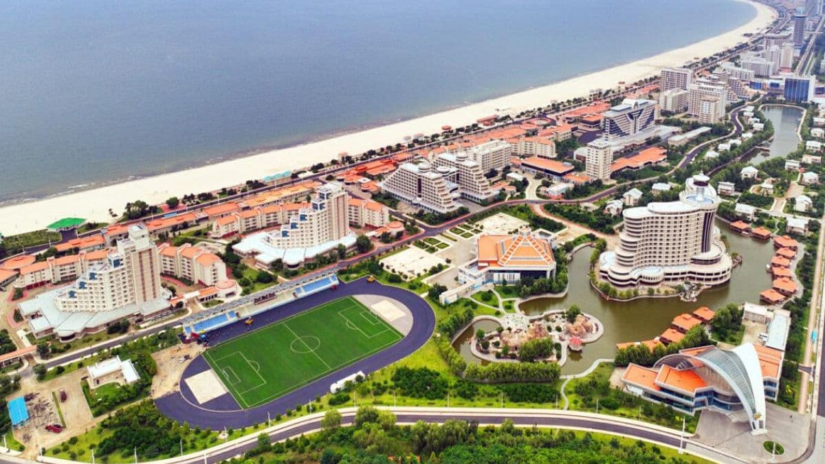 Wonsan Kalma Coastal Resort Zone: उत्तर कोरियमध्ये Kim Jong-Un ने केले पहिल्या पर्यटन क्षेत्राचे उद्घाटन; 54 हॉटेल्स, सिनेमागृह, बिअर पब, वॉटरपार्क, शॉपिंग मॉल्ससह अनेक सुविधांचा समावेश