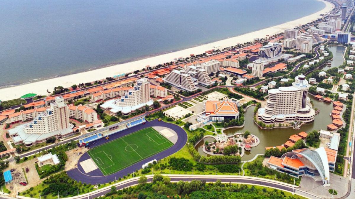 Wonsan Kalma Coastal Resort Zone: उत्तर कोरियमध्ये Kim Jong-Un ने केले पहिल्या पर्यटन क्षेत्राचे उद्घाटन; 54 हॉटेल्स, सिनेमागृह, बिअर पब, वॉटरपार्क, शॉपिंग मॉल्ससह अनेक सुविधांचा समावेश