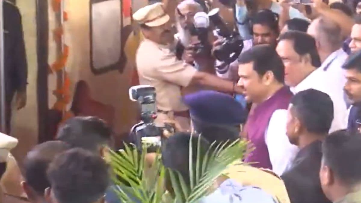 Bharat Gaurav Tourist Train: शिवाजी महाराजांचा वारसा दाखवणाऱ्या पहिल्या भारत गौरव पर्यटक ट्रेनला आज मुख्यमंत्री फडणवीस यांनी दाखवला हिरवा झेंडा  ( Watch Video)