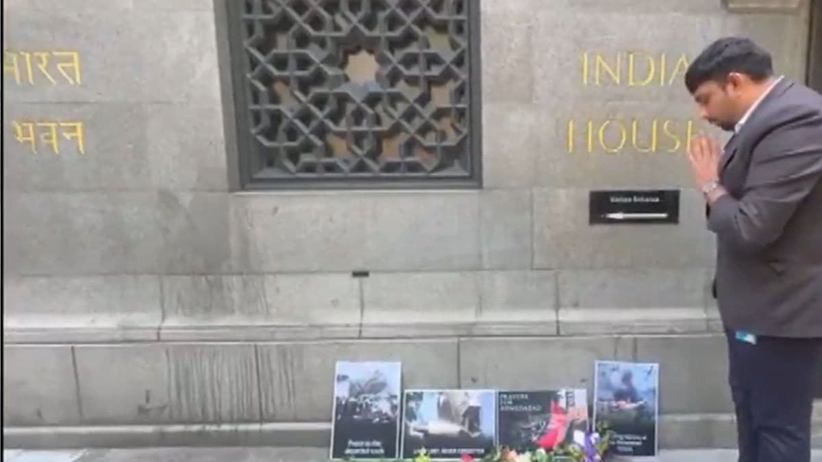 Air India AI-171 Crash: लंडन मधील High Commission in London मध्ये भारतीयांनी वाहिली एअर इंडियाच्या विमानात अपघाती मृत्यू पावलेल्यांना श्रद्धांजली