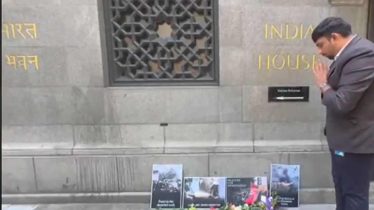 Air India AI-171 Crash: लंडन मधील High Commission in London मध्ये भारतीयांनी वाहिली एअर इंडियाच्या विमानात अपघाती मृत्यू पावलेल्यांना श्रद्धांजली