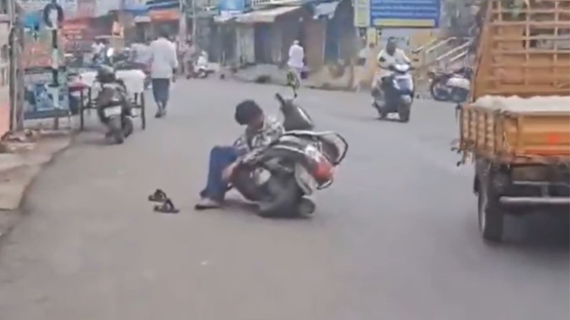 Andhra Pradesh: वर्दळीच्या रस्त्यावर चक्क स्कूटरवर बसून काढली झोप; पोलिसांनी केली अटक, विजयवाडा येथील घटना (Video)