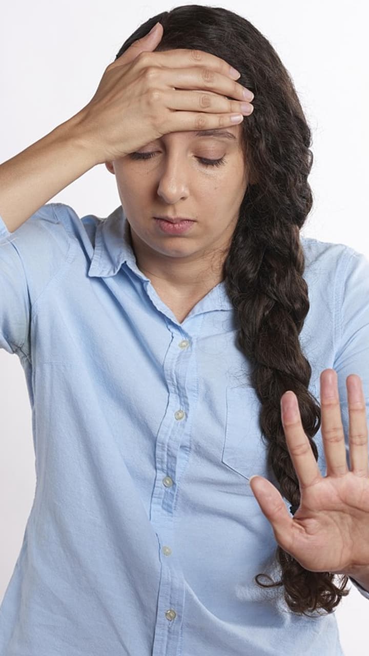 Migraine: व्हिटॅमिनच्या कमतरतेमुळे उद्भवते मायग्रेन डोकेदुखी; जाणून घ्या यावरील उपाय