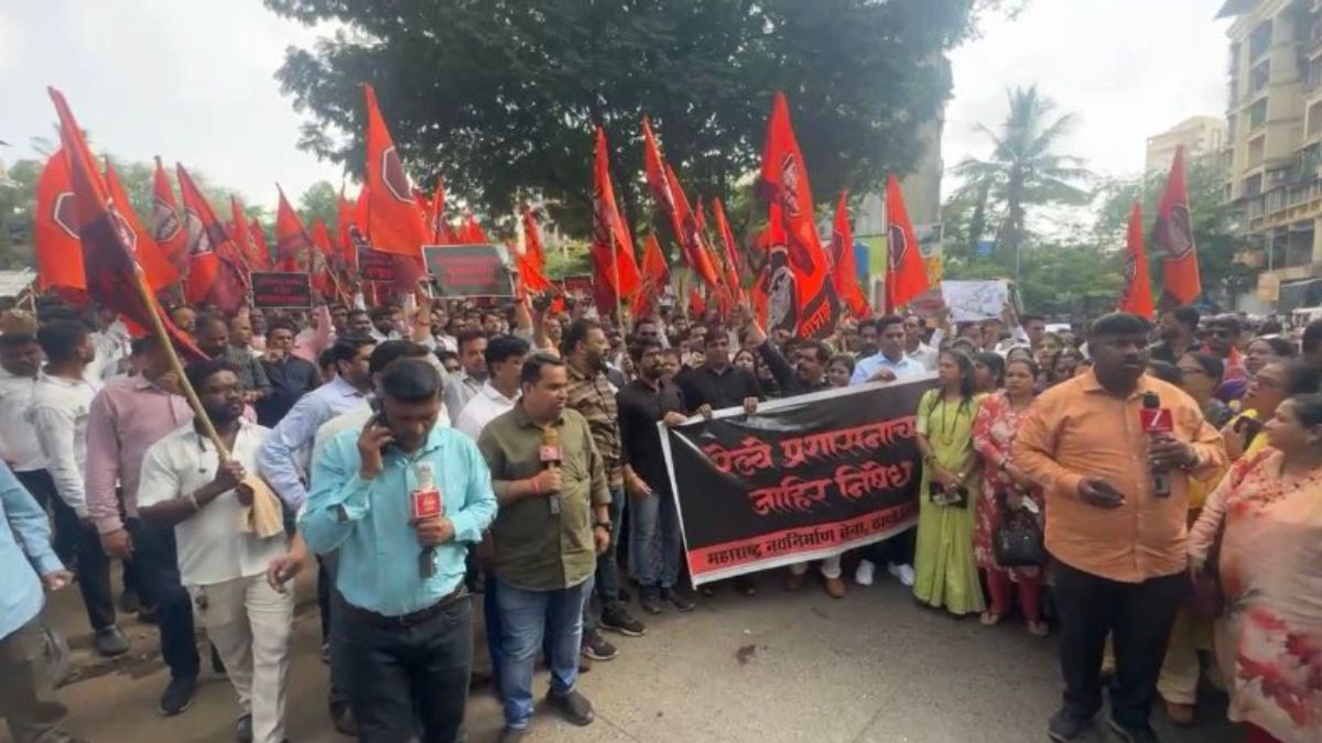 MNS Rally Over Fatal Mishap in Mumbra:  'रेल्वे स्थानकातील खाद्यपदार्थ, पेपर्सचे स्टॉल्स 8 दिवसात काढा अन्यथा मनसे उखडून टाकेल';  रेल्वे प्रशासनाला मनसे चं अल्टिमेटम