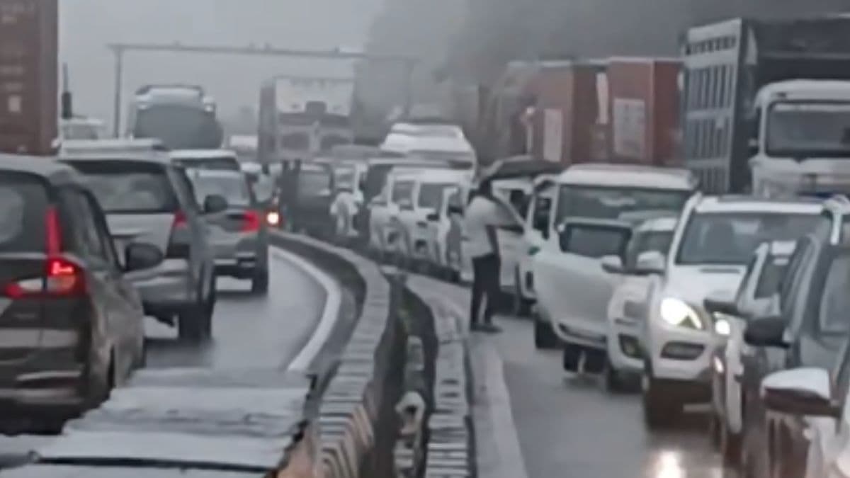 Mumbai-Pune Expressway Traffic: मुसळधार पाऊस; मुंबई-पुणे एक्सप्रेसवेवर मोठी वाहतूक कोंडी