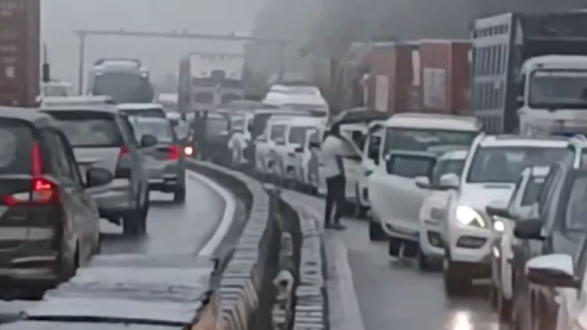 Mumbai-Pune Expressway Traffic: मुसळधार पाऊस; मुंबई-पुणे एक्सप्रेसवेवर मोठी वाहतूक कोंडी