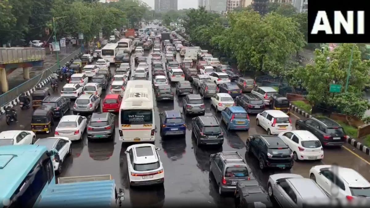 Mumbai-Thane Traffic Update: मुंबई आणि ठाण्यात मुसळधार पावसामुळे वाहतूक ठप्प, गिरगाव मेट्रो स्थानकाजवळ रस्ता खचला