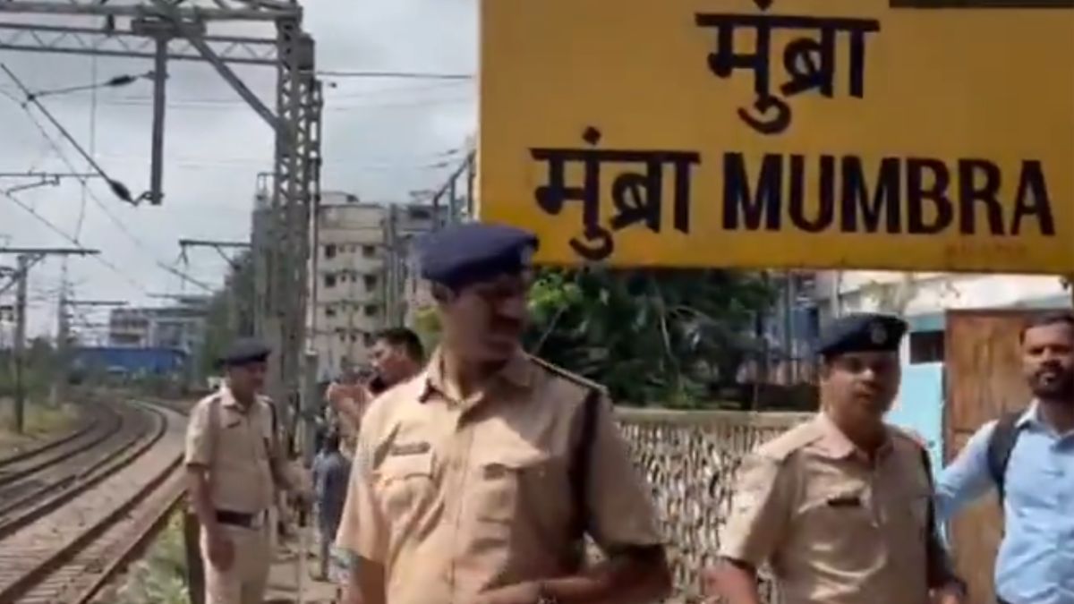 Mumbai Local Accident: मुंब्रा स्थानकात दोन विरूद्ध दिशेने धावणार्‍या लोकल ट्रेन मध्ये नेमकं काय घडलं ज्याने घेतला प्रवाशांचा जीव; पहा मध्य रेल्वेने दिलेली सविस्तर माहिती