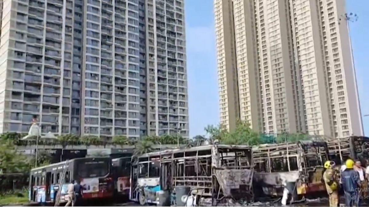 NMMT Depot In Ghansoli Fire: घणसोली मध्ये एनएमएमटी च्या बस डेपो मध्ये भडकली आग; 5 बसचे नुकसान (Watch Video)