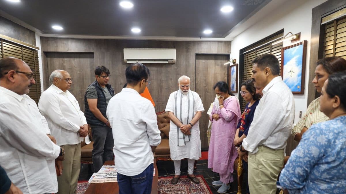 Prime Minister Narendra Modi यांनी Vijay Rupani यांच्या कुटुंबियांची भेट घेत व्यक्त केला शोक