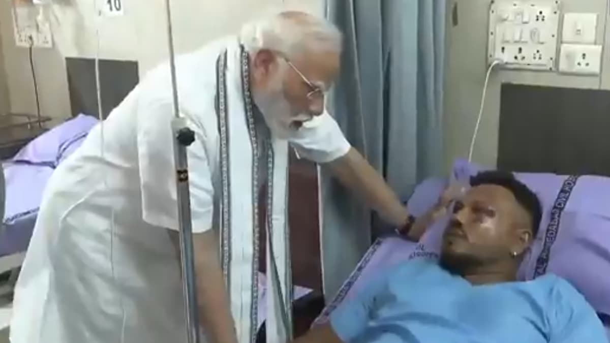 Air India Flight AI171 दुर्घटनेत बचावलेल्या Ramesh Vishwaskumar ची पीएम नरेंद्र मोदी यांनी केली हॉस्पिटल मध्ये विचारपूस (Watch Video)