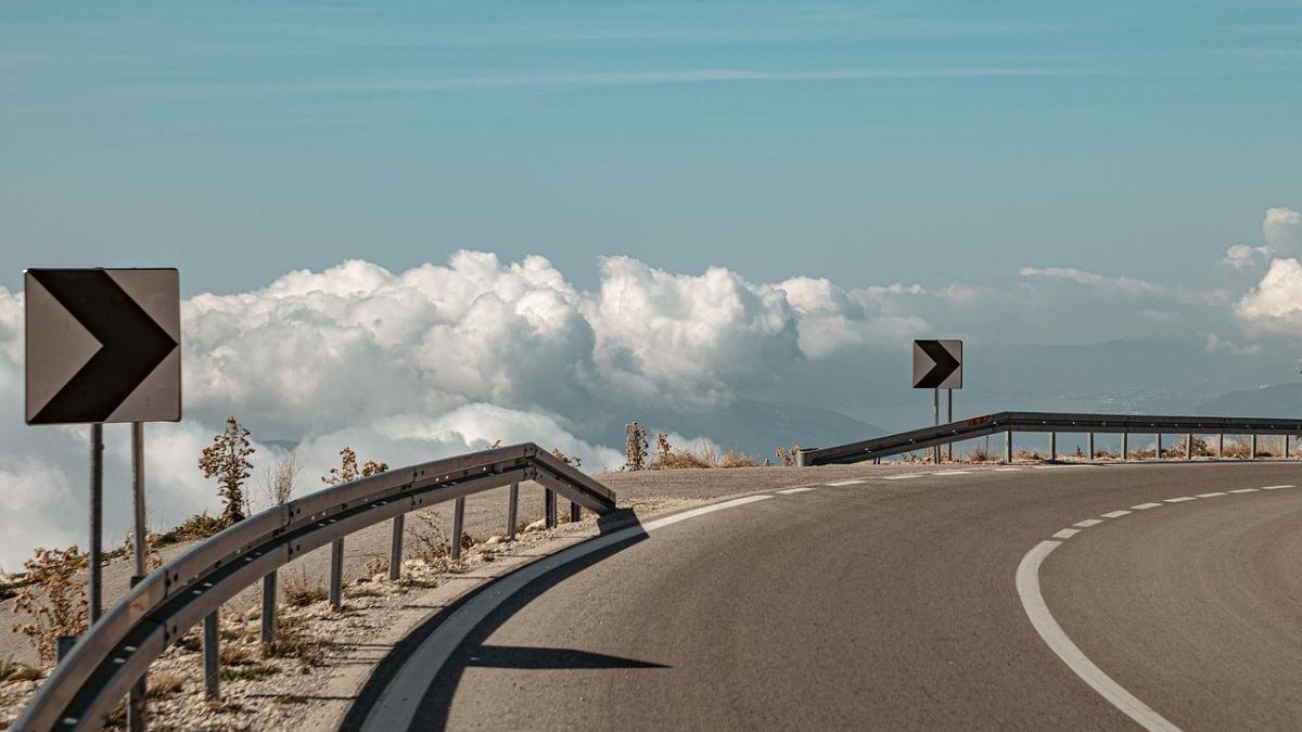 Maharashtra Road Safety Upgrade: महाराष्ट्र रस्ता सुरक्षा सुधारणा; महामार्ग पोलीस टॅब, कॅमेरे आणि AI-Driven License चाचण्यांसह राहणार सुसज्ज
