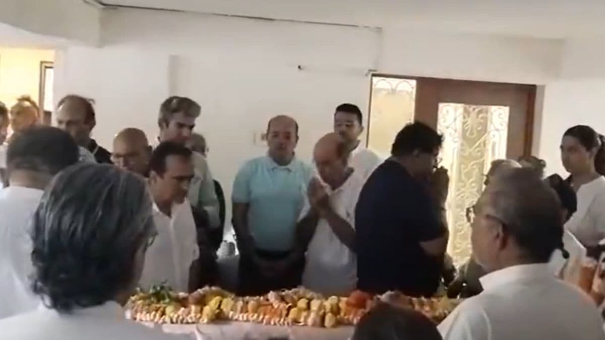 Air India 171 Plane Crash: पायलट Sumit Sabharwal चं पार्थिव मुंबई मध्ये दाखल