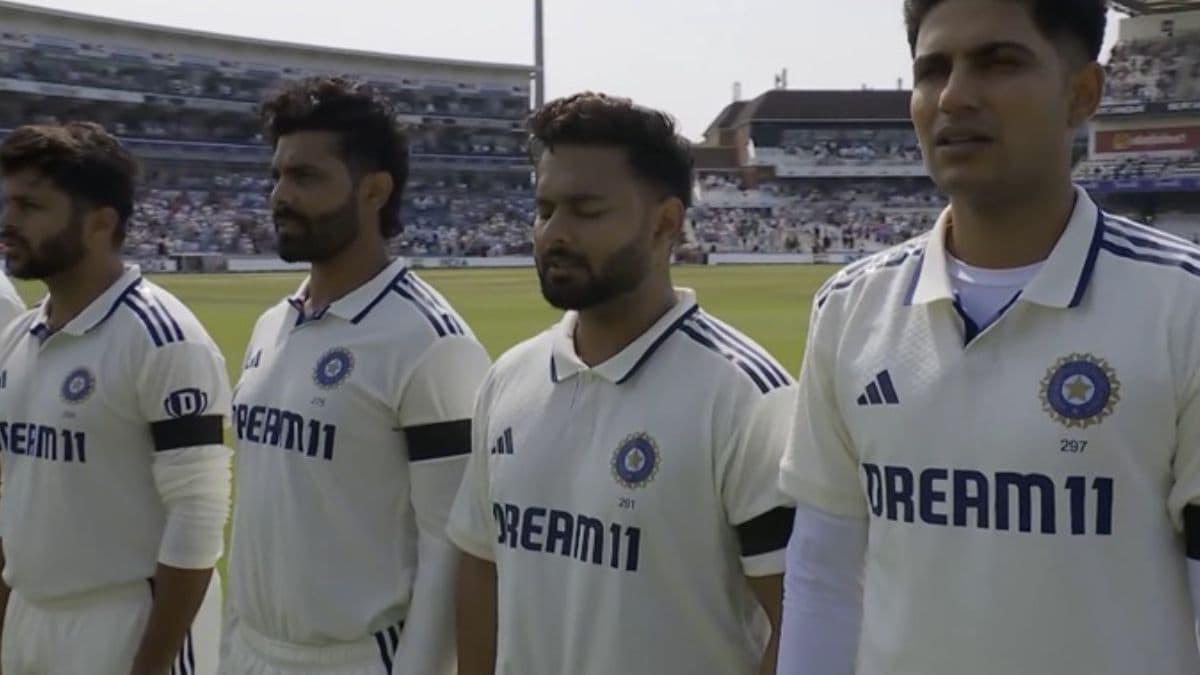 IND vs ENG 1st Test 2025: पहिल्या कसोटी सामन्यात भारत-इंग्लंडचे खेळाडू काळी पट्टी बांधून का उतरले मैदानात? जाणून घ्या काय आहे कारण