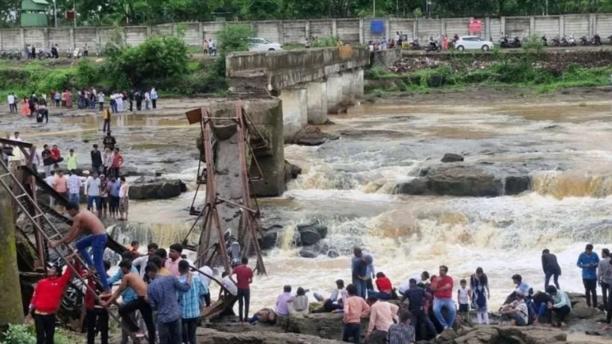 Pune Bridge Collapse: इंद्रायणी नदीवरील पर्यटक पूल कोसळल्याने 3 जणांचा मृत्यू; मुख्यमंत्री देवेंद्र फडणवीस यांनी मृतांच्या कुटुंबियांप्रती व्यक्त केला शोक