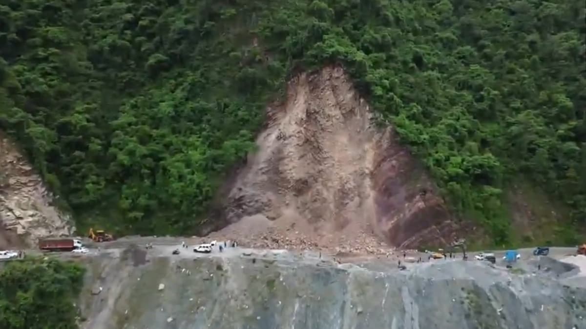 Landslide In Uttarakhand: उत्तराखंडमध्ये मुसळधार पाऊस; भूस्खलनामुळे रुद्रप्रयाग-बद्रीनाथ मार्ग विस्कळीत, पहा व्हिडिओ