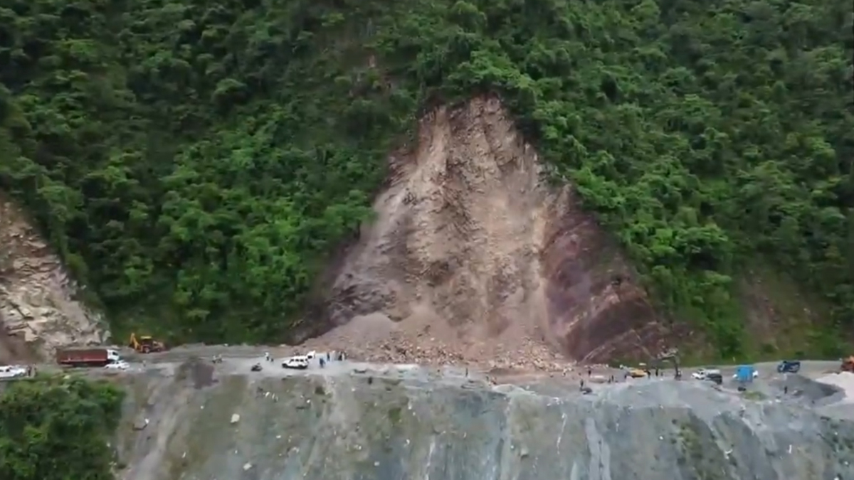 Landslide In Uttarakhand: उत्तराखंडमध्ये मुसळधार पाऊस; भूस्खलनामुळे रुद्रप्रयाग-बद्रीनाथ मार्ग विस्कळीत, पहा व्हिडिओ