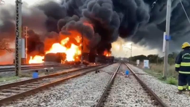 Train Carrying Diesel Caught Fire: तामिळनाडूमध्ये डिझेल वाहून नेणाऱ्या मालगाडीला भीषण आग; पहा व्हिडिओ