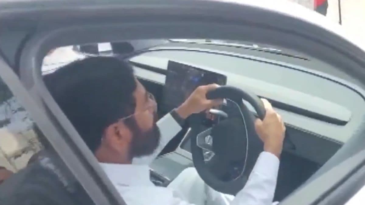 महाराष्ट्र विधिमंडळ परिसरामध्ये Deputy CM Eknath Shinde यांनी घेतली Tesla Car ची टेस्ट ड्राईव्ह (Watch Video)