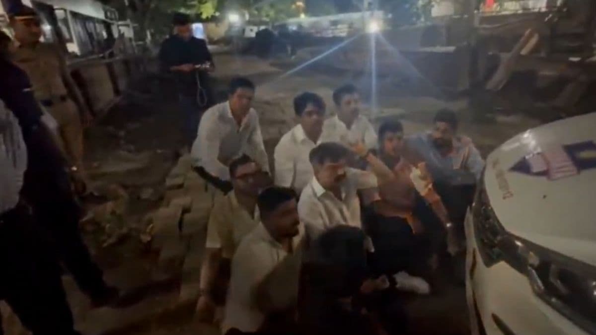 विधिमंडळ परिसरात कार्यकर्त्यासाठी जितेंद्र आव्हाड पोलिसांच्या गाडी समोर आडवे; पक्षपातीपणाचा आरोप करत पुन्हा राडा