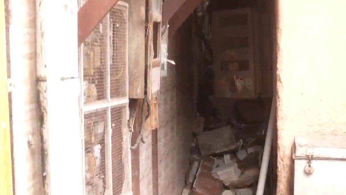Building Collapsed in Bandra East: वांद्रे पूर्व च्या भारत नगर भागात इमारतीचा भाग कोसळला; 12 जणांची सुटका करण्यात यश
