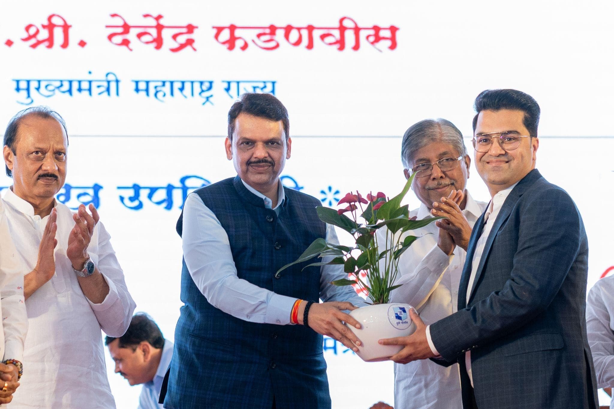 महाराष्ट्राचे मुख्यमंत्री यांनी अभय भुतडा यांचा पुणे पोलिसांना अत्याधुनिक साधने देण्यासाठी सत्कार केले