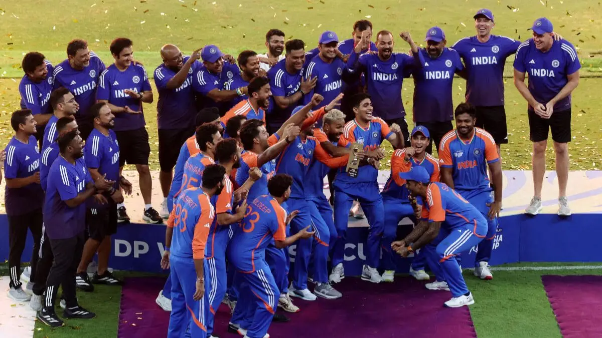 Team India Players Welcomed: पाकिस्तानला नमवून परतलेल्या टीम इंडियाचे जोरदार स्वागत; तिलक वर्मा, सूर्यकुमार यादवच्या नावाने घोषणाबाजी