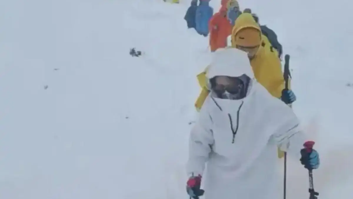 Severe Snowstorm News: माउंट एव्हरेस्टवर भीषण हिमवादळ; तिबेट भागात १००० हून अधिक गिर्यारोहक अडकले!