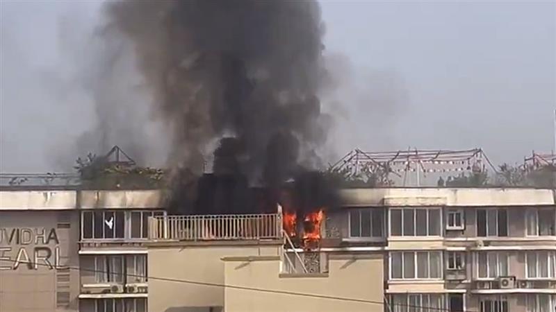 Vile Parle Fire: विलेपार्लेतील 13 मजली Suvidha Pearl इमारतीला भीषण आग; अग्निशमन दलाच्या गाड्या घटनास्थळी दाखल