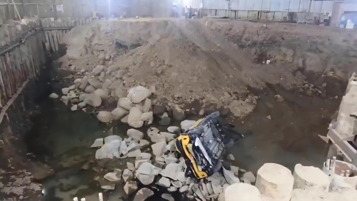 Thane Accident Video: टेस्ट ड्राईव्हदरम्यान नियंत्रण सुटले; नवी कोरी टाटा सफारी २० फूट खोल खड्ड्यात कोसळली
