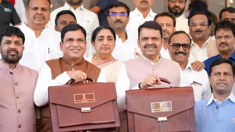 Maharashtra Budget 2026: 75 गावांत एआय प्रायोगिक प्रकल्प आणि अजित पवारांच्या स्मारकाची घोषणा