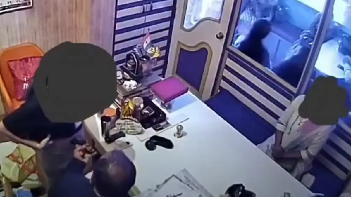 Ashok Kharat Viral CCTV Video: भोंदू बाबा अशोक खरातचा संतापजनक प्रकार, आईसमोरच मुलीचा छळ केल्याचा आरोप