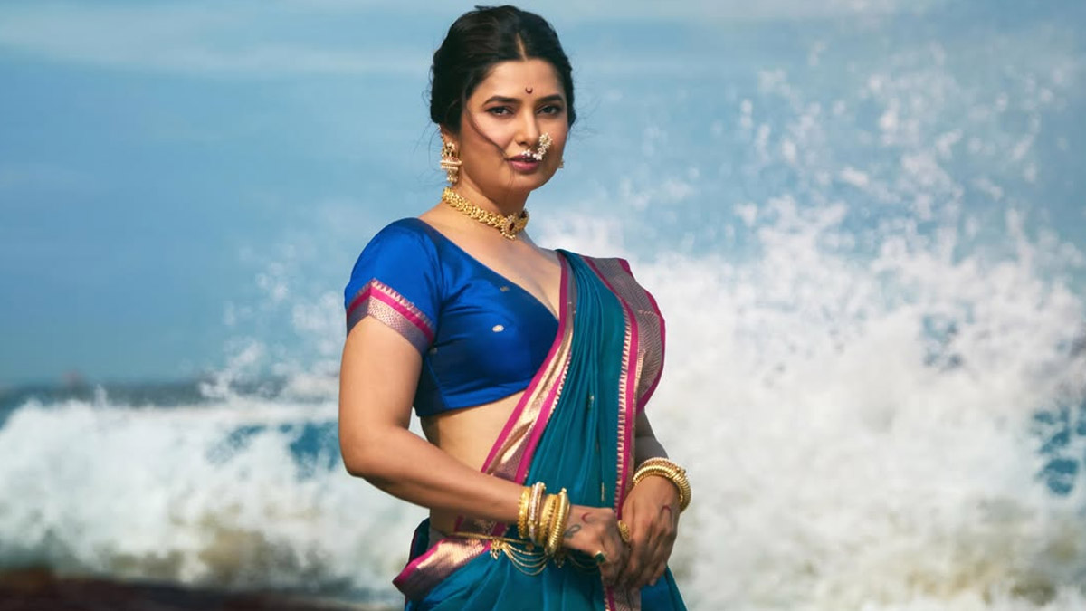 Cannes Film Festival 2026: कान्सच्या रेड कार्पेटवर नऊवारी साडीत चमकणारी प्राजक्ता माळी कोण आहे? जाणून घ्या तिच्याबद्दल