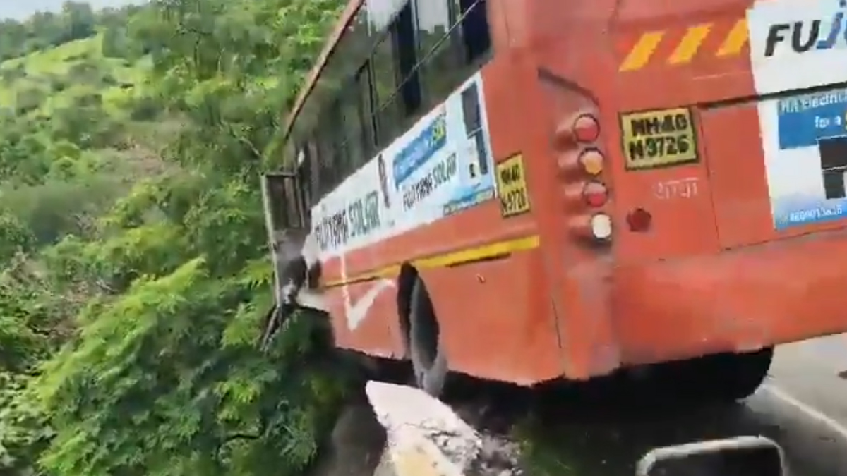 Kannad Ghat ST Accident: कन्नड घाटात एसटी चा काळजाचा थरकाप उडवणारा अपघात; बस लटकलेल्या अवस्थेत असताना प्रवाशांनी वाचवले प्राण