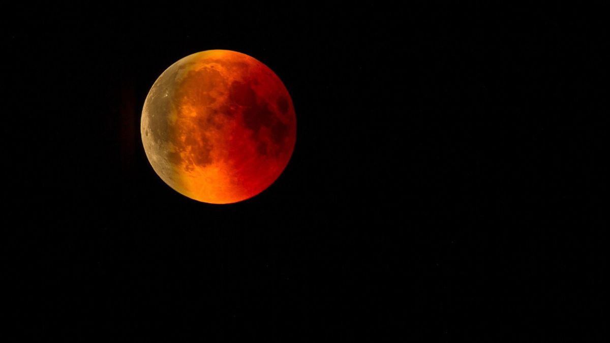 Chandra Grahan 2026: 28 ऑगस्टच्या आंशिक चंद्रग्रहणात चंद्र दिसणार लालबुंद; भारतातून कसं, कधी, कुठे पहाल?