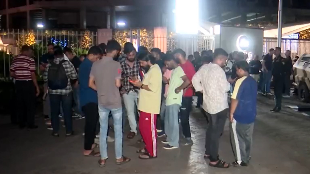 iPhone 18 Pro and iPhone 18 Pro Max Craze: एका फोनसाठी संपूर्ण रात्र रांगेत! ॲपलच्या नव्या आयफोन 18 प्रो मॅक्सची देशात जबरी क्रेझ